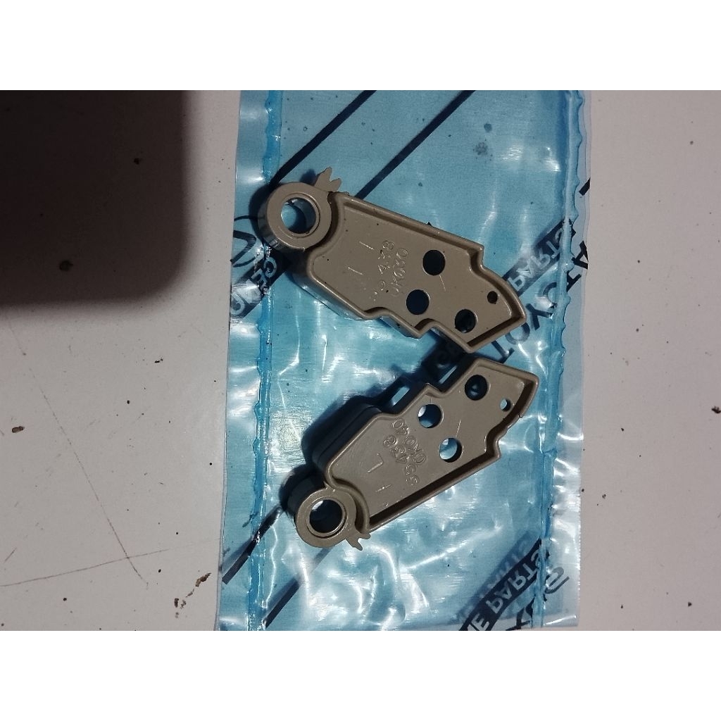 Engsel braket laci Innova lama 2004 -2015 original