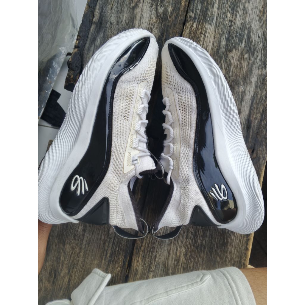 Under Armour curry size 44