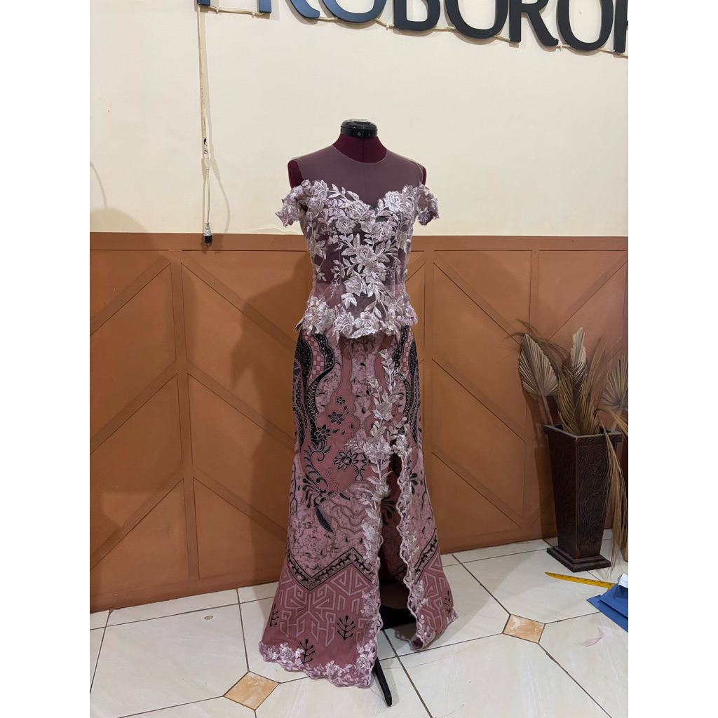 kebaya dan Rok batik brokat belah samping