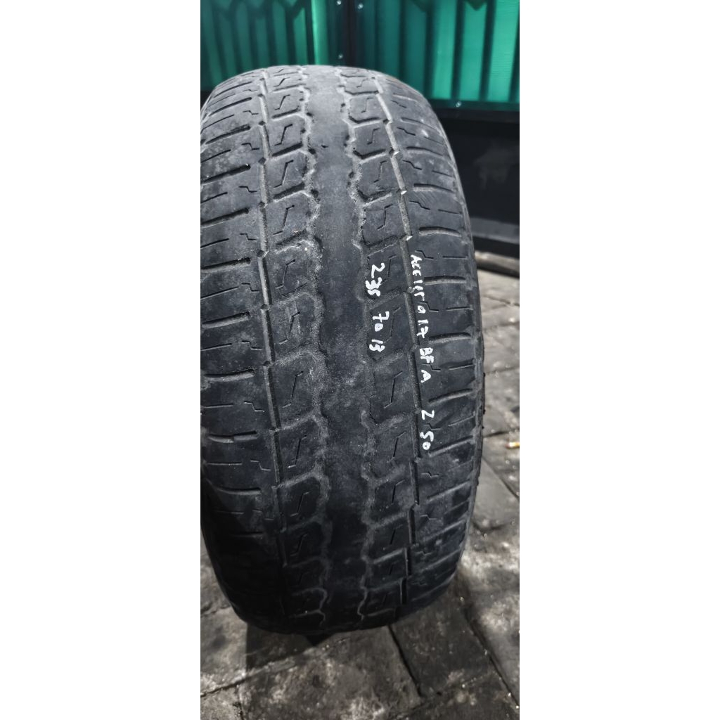 ban mobil bekas garitan accelera  a/t 235 70 R15 tambalan satu tahun pembuatan 2017 BFA