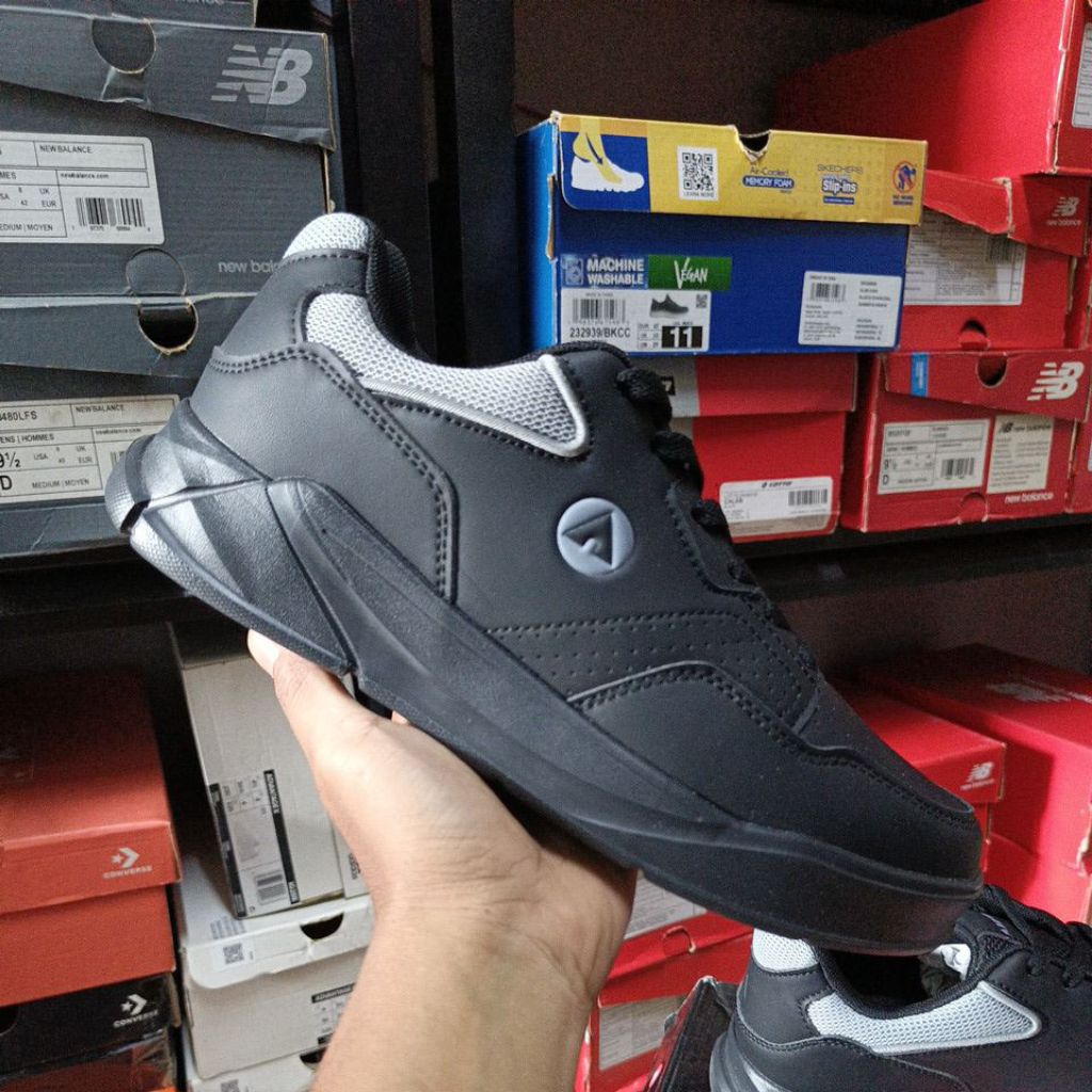 Sepatu Sneaker's Kasual pria Airwalk Craig Full Black Original