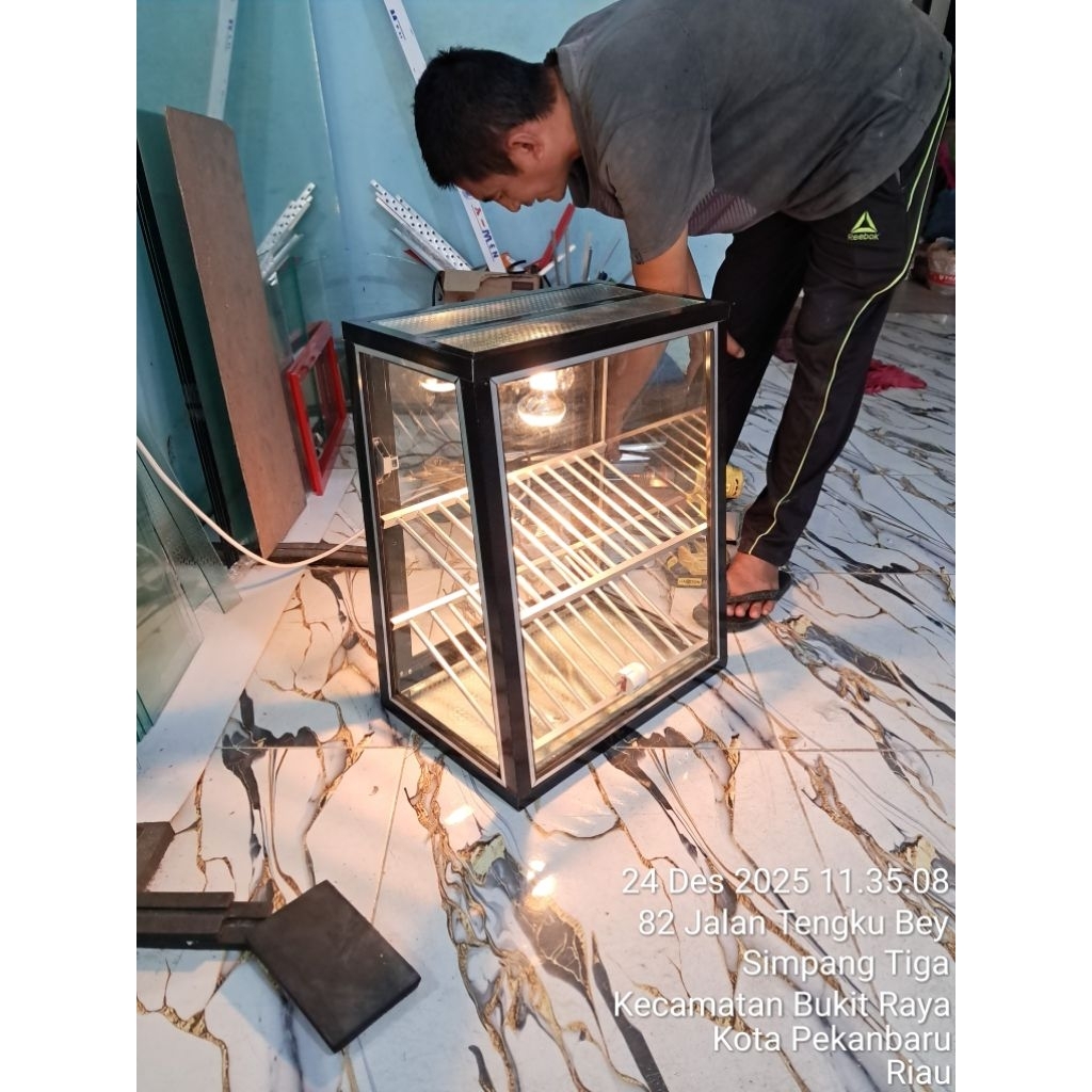 etalase fried chiken dan ayam geprek