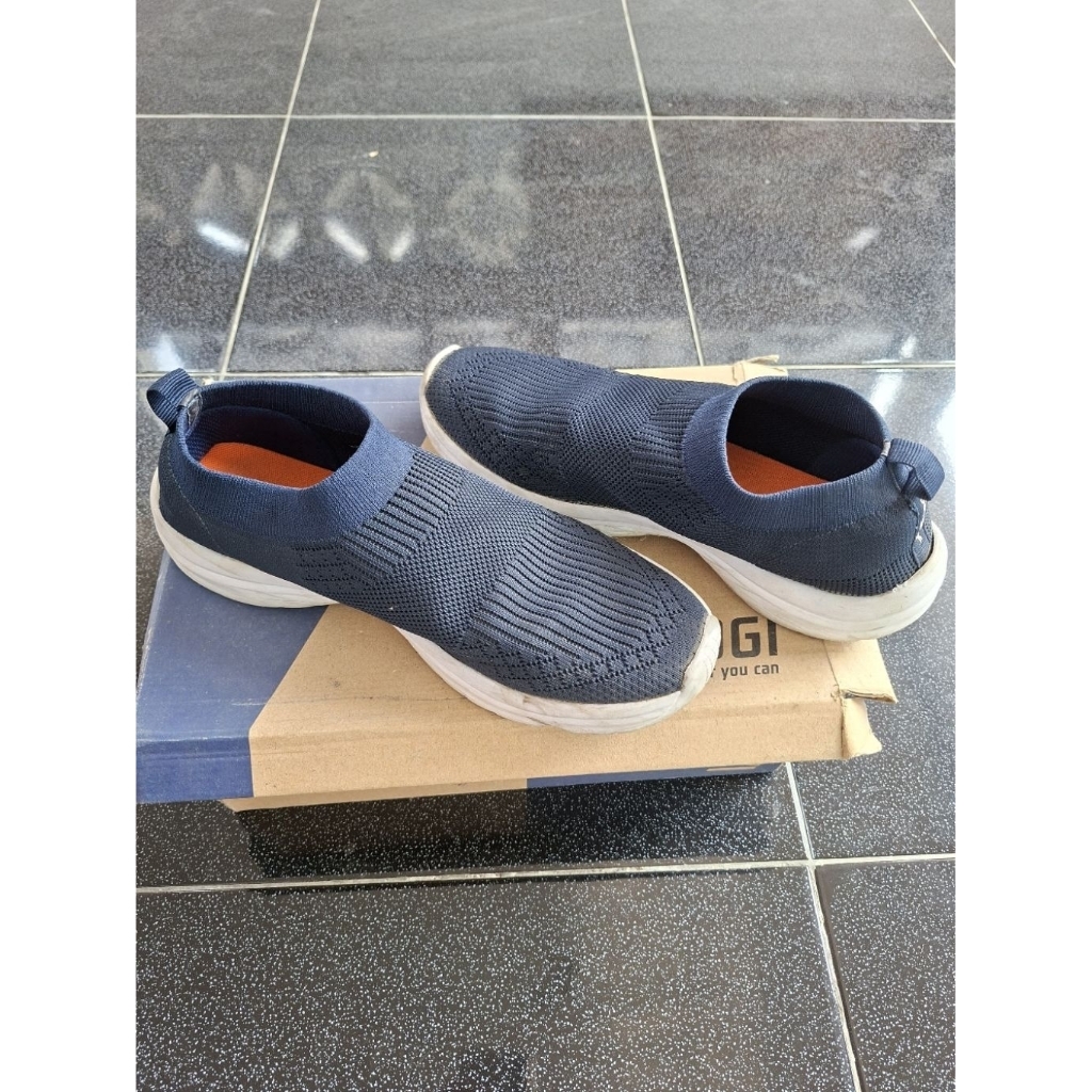 Sneakers Kasogi Rajut Pria Wanita Slip-On Shoes Size Ukuran 42 | Preloved Second Bekas Lengkap Dus A