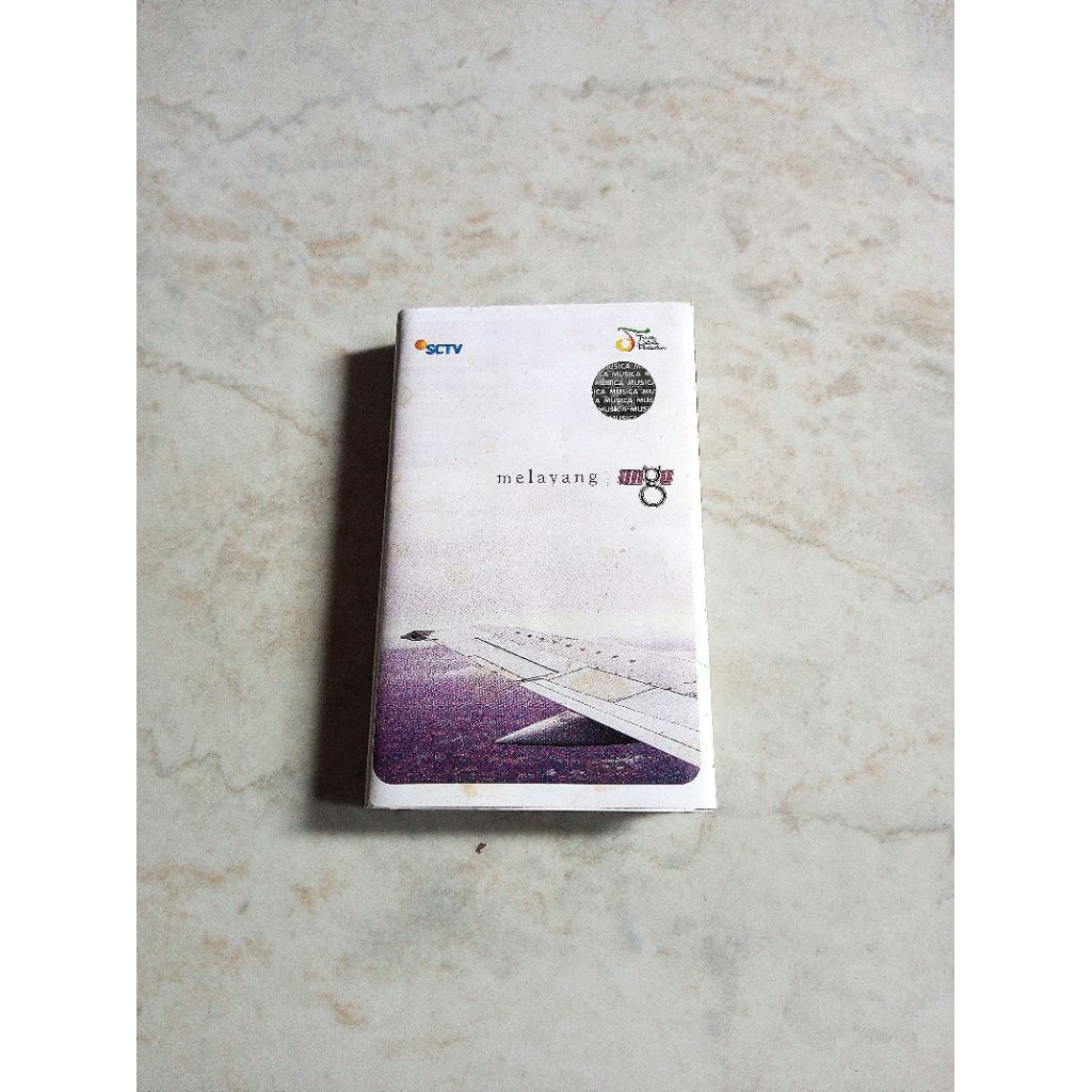 kaset pita ungu melayang