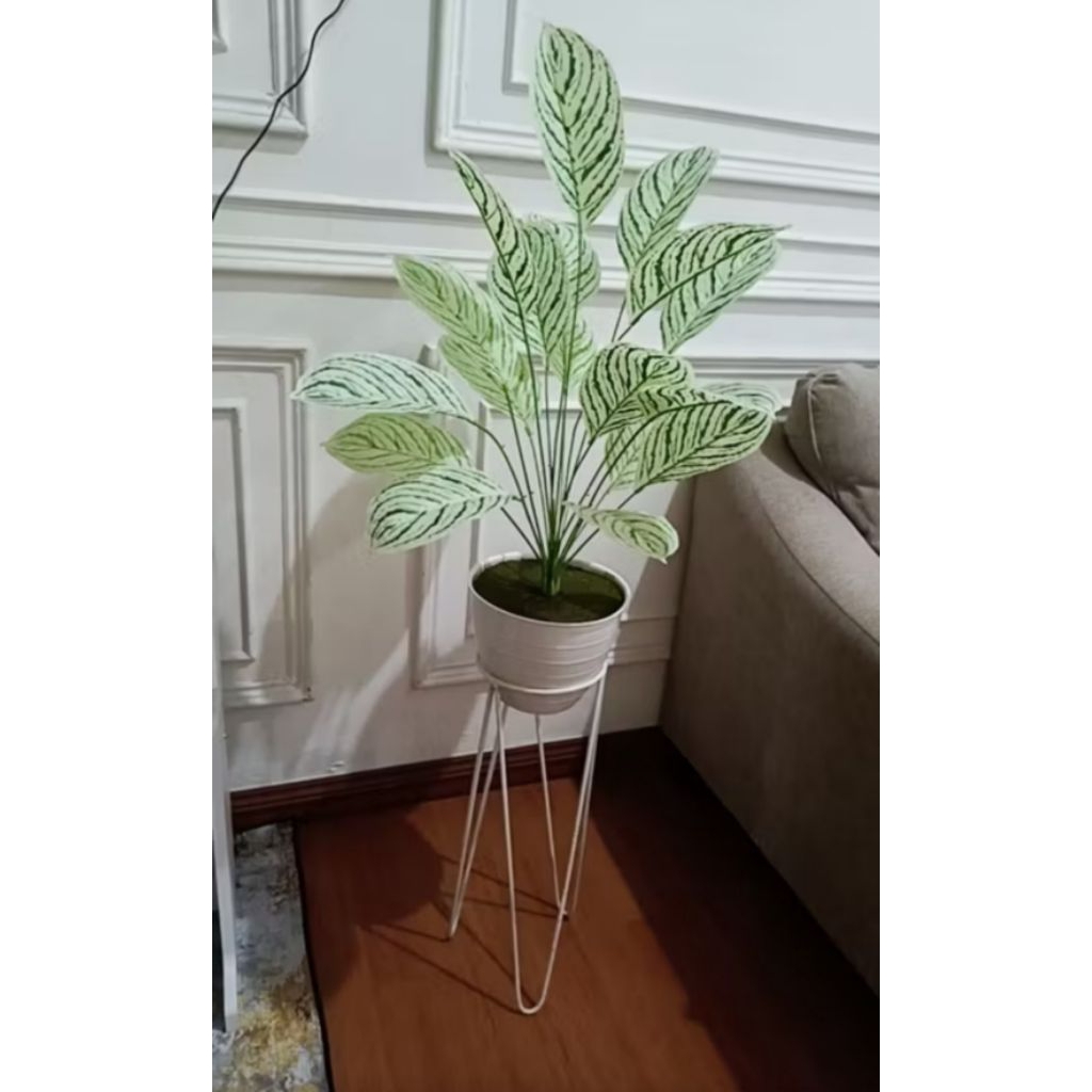 bunga plastik lengkap pot dan standing Besi