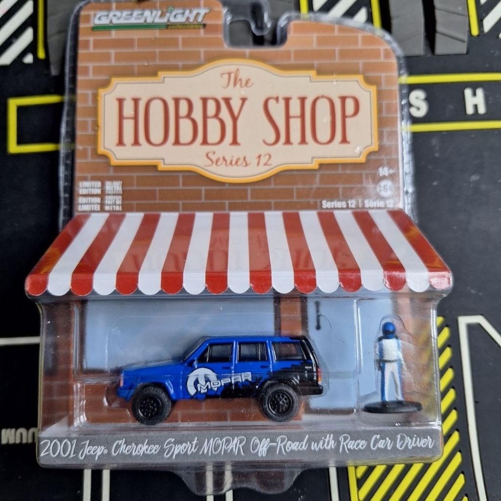 Diecast Miniscale Greenlight 2001 Jeep Cherokee Sport Mopar Off road with race car driver 1/64 Super