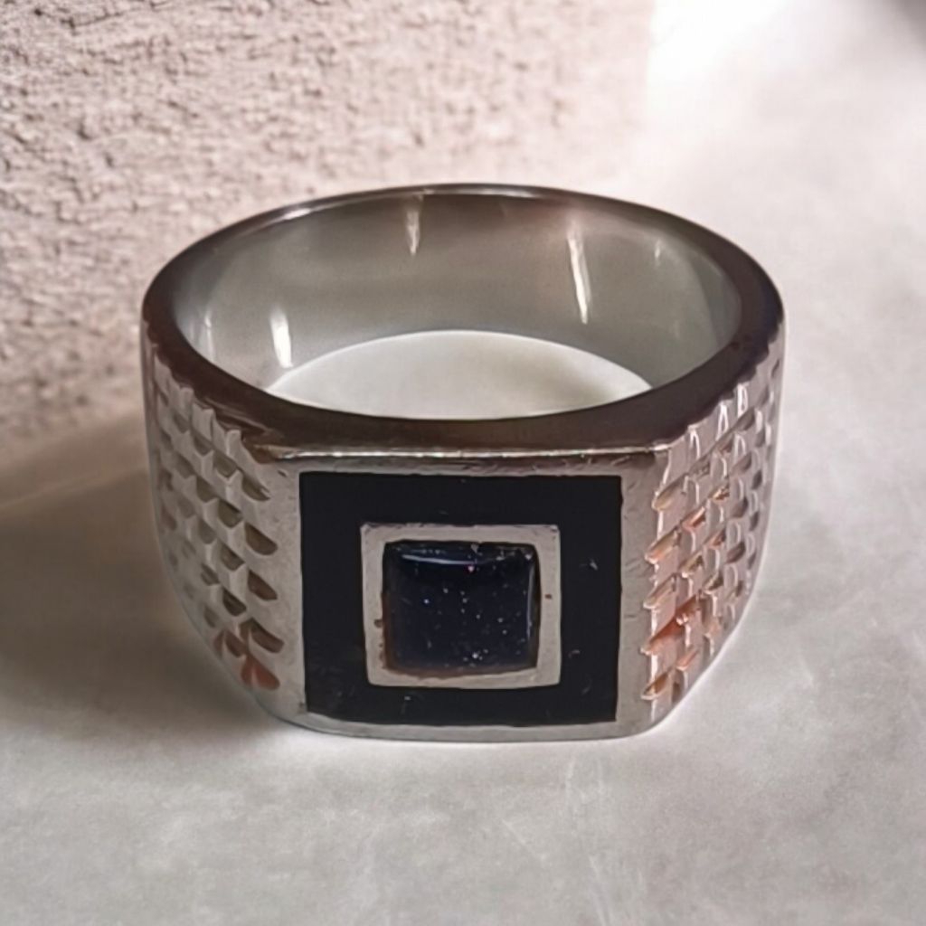 Cincin pria mata hitam kotak titanium.