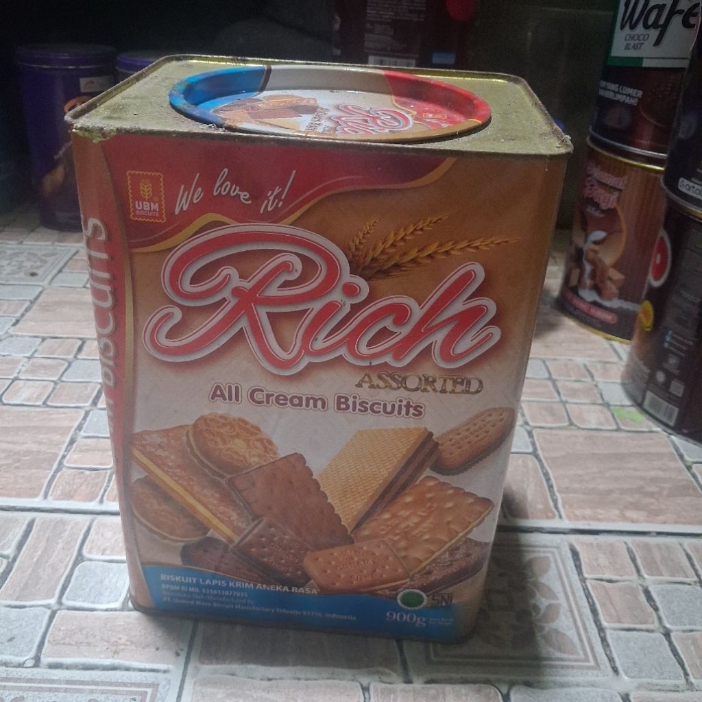 Kaleng Bekas Biskuit Ukuran Besar