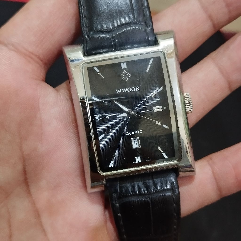 jam tangan formal pria WWOOR 8817 dengan tali kulit hitam. 