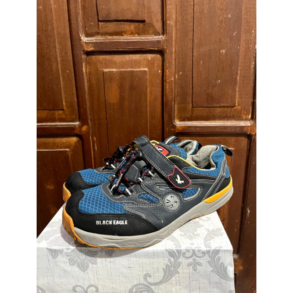 sepatu safety ujung besi Black eagle sz 42
