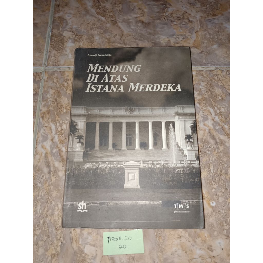 Buku Mendung di atas Istana Merdeka