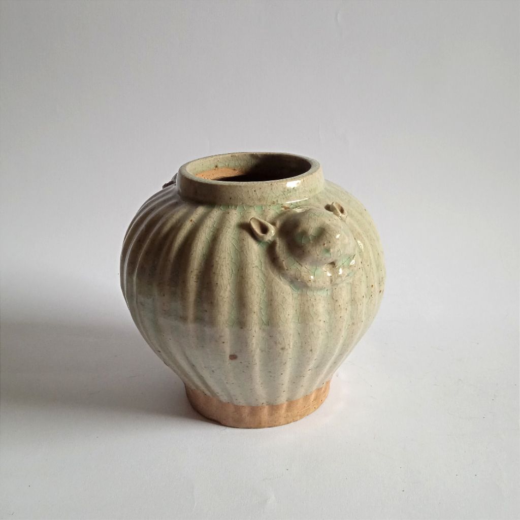 Antik Vintage Porselen Cina Guci Beralur Yingqing Qingbai Yuan Dinasti Motif Foo Dog Tua Layak Kolek