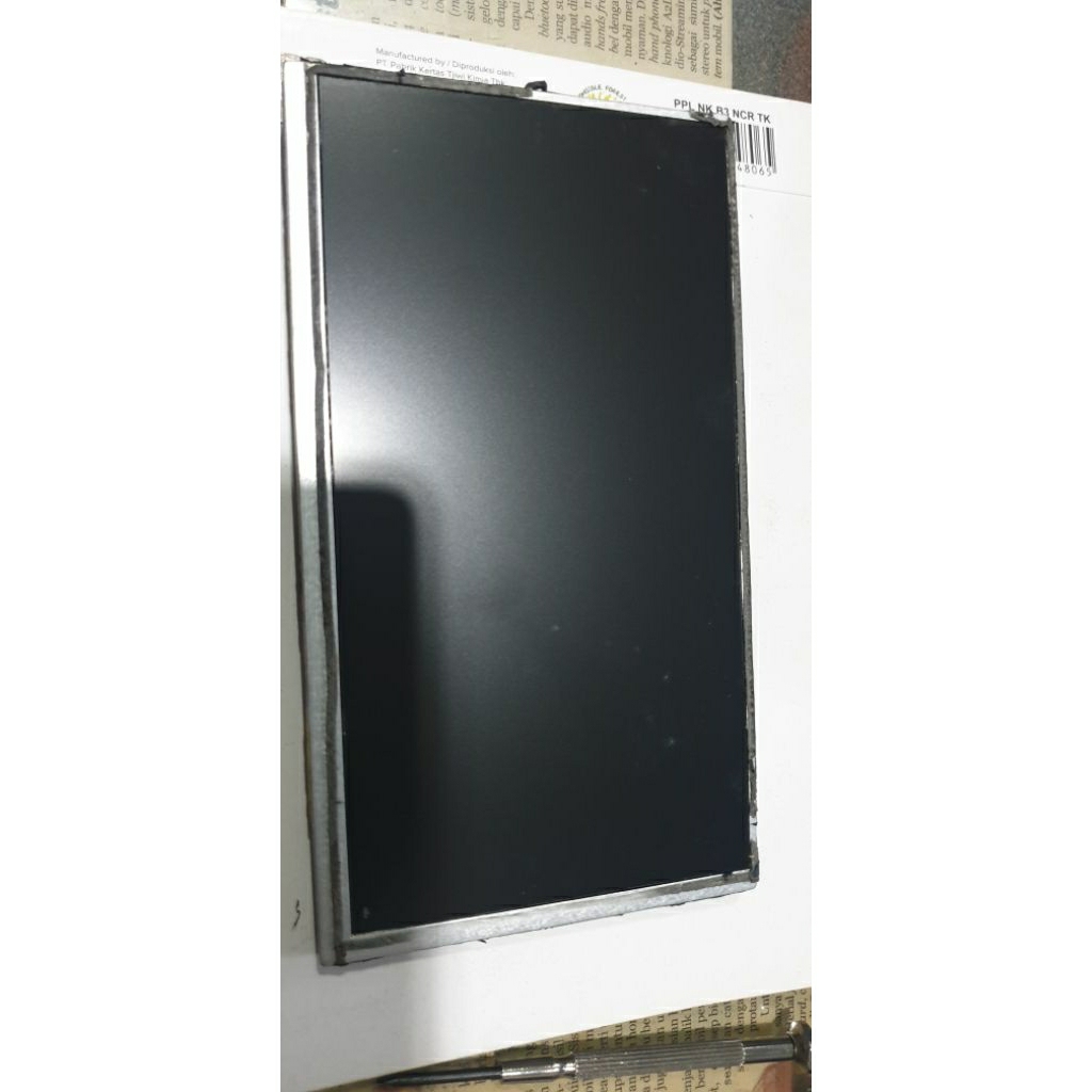 LCD cabutan head unit mobil Toyota Hannstar HSD070IDW5 ukuran 166 x 93 kondisi hidup normal 60 pin