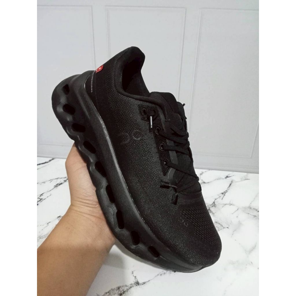 sepatu pria on running on cloud