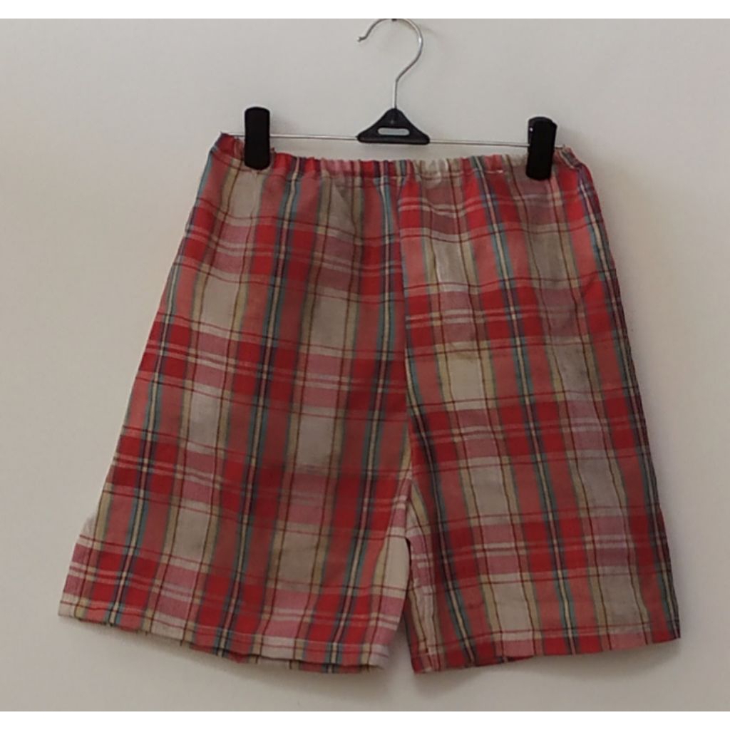 Celana pendek wanita kotak merah