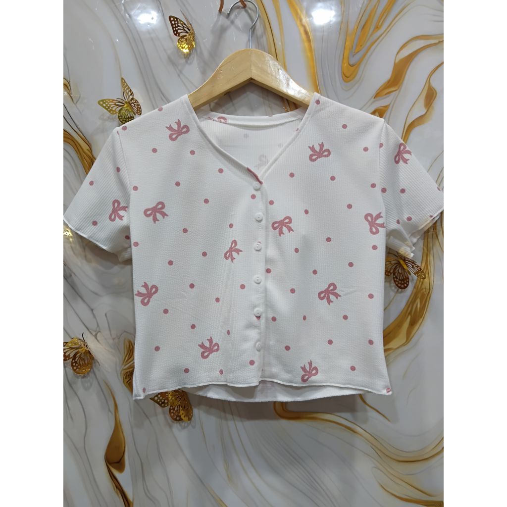 Croptop motif pita kecil kecil dan kancing mati