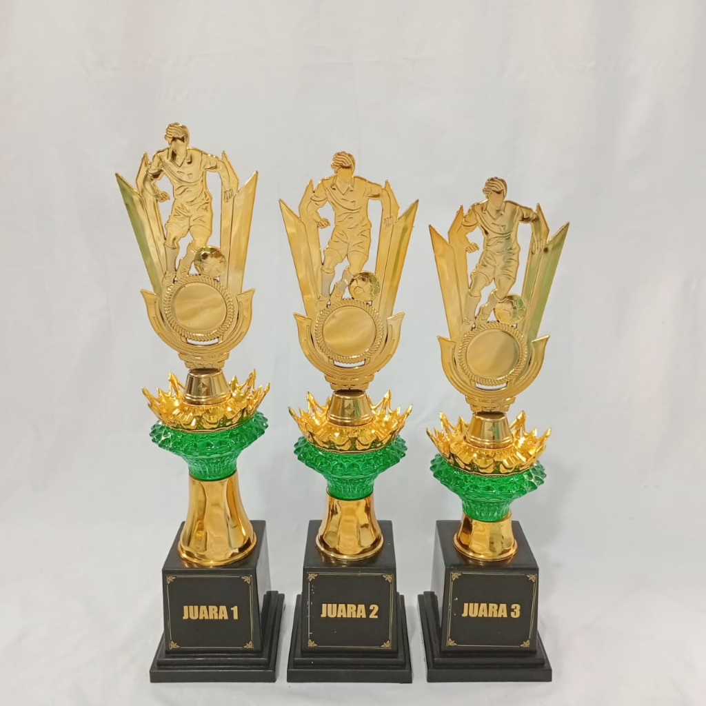 Piala Sepak Bola Satu Set Cup Asbak  Hijau Kombinasi Mahkota