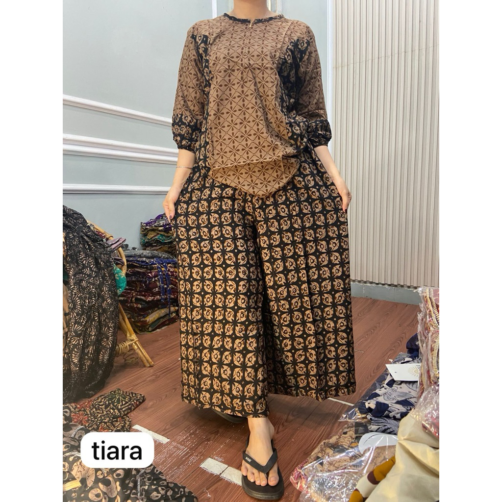 TIARA  One set  by Anna Al abdullah