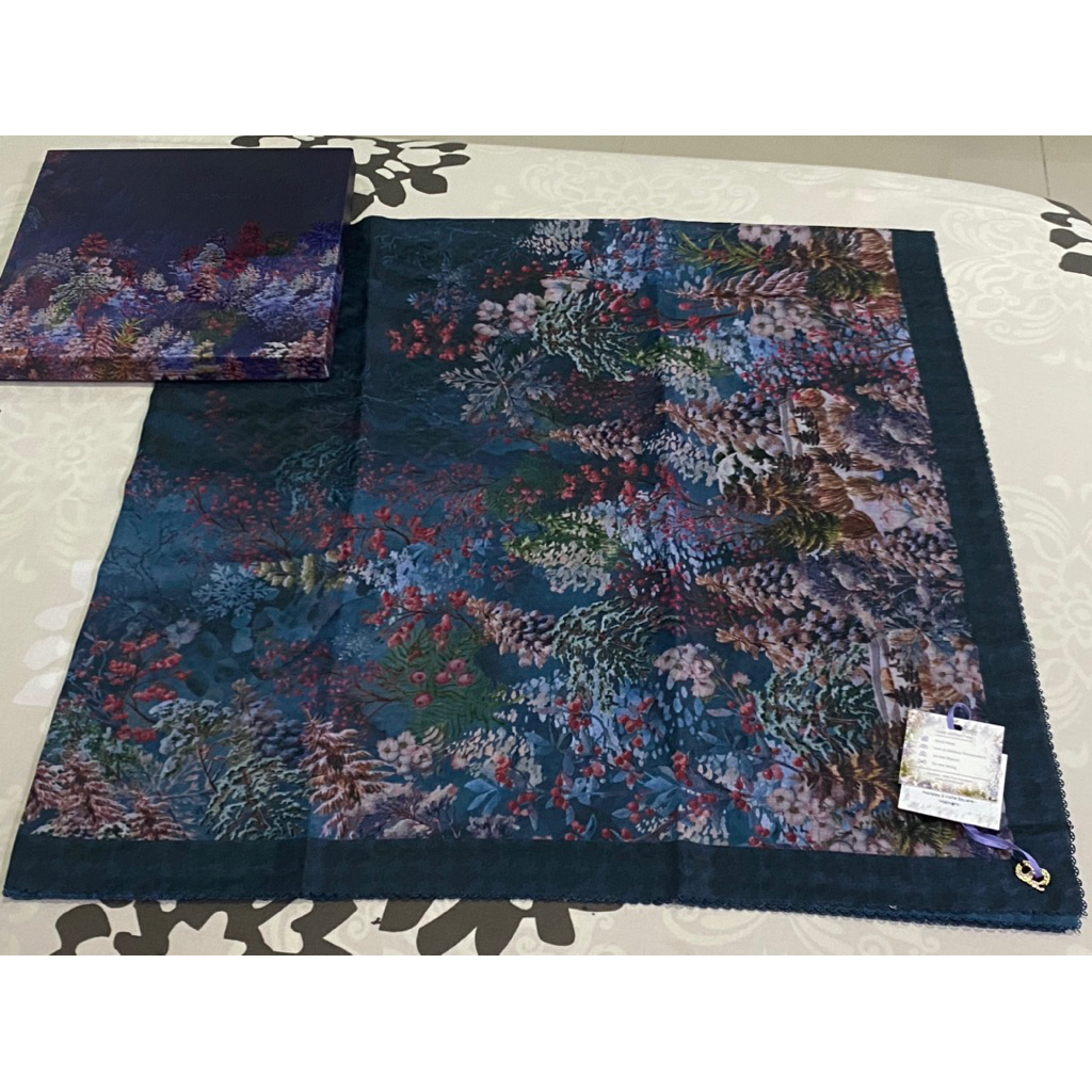 Holiday 3 Jacquard Voile Square limited edition Buttonscarves baru dan siap kirim