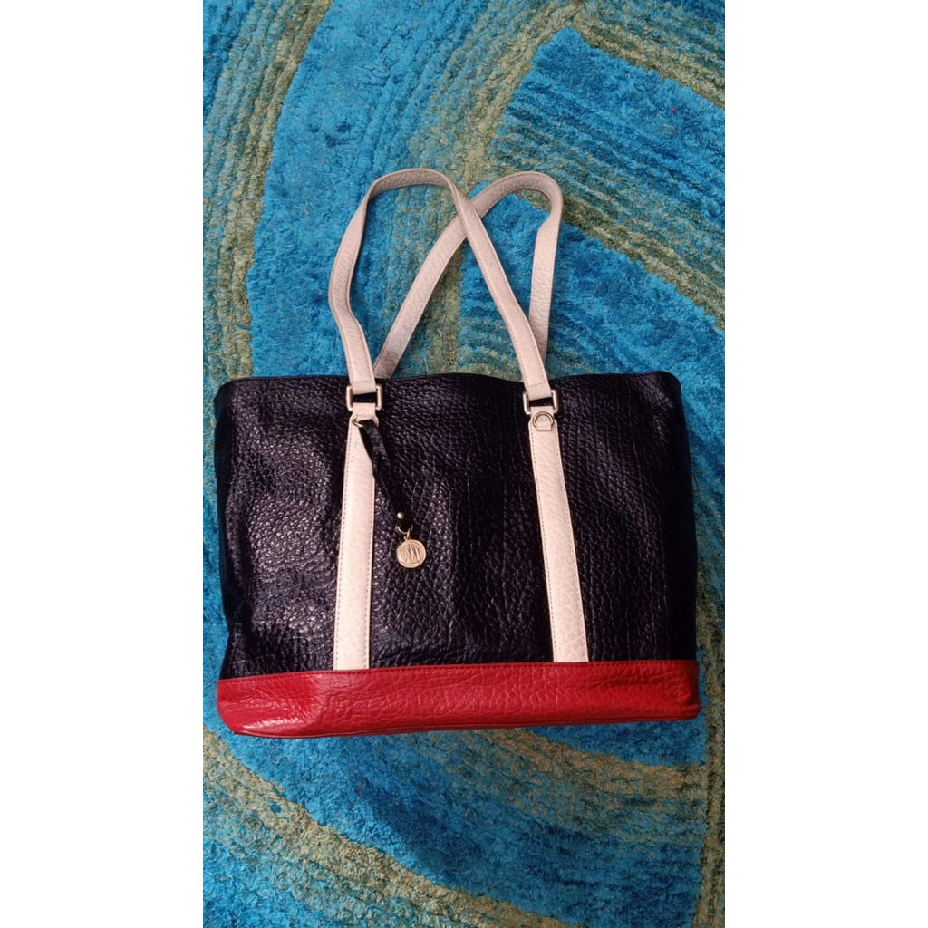 Tas tote bag DKNY Donna Karan New York Like new Bahan kulit tebal tegak Size 33*29cm Lebar 18cm Tas 