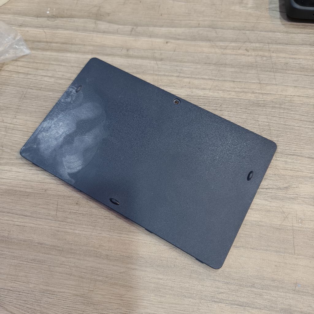 Tutup HDD casing bawah Asus E203NAH kondisi second masih bagus