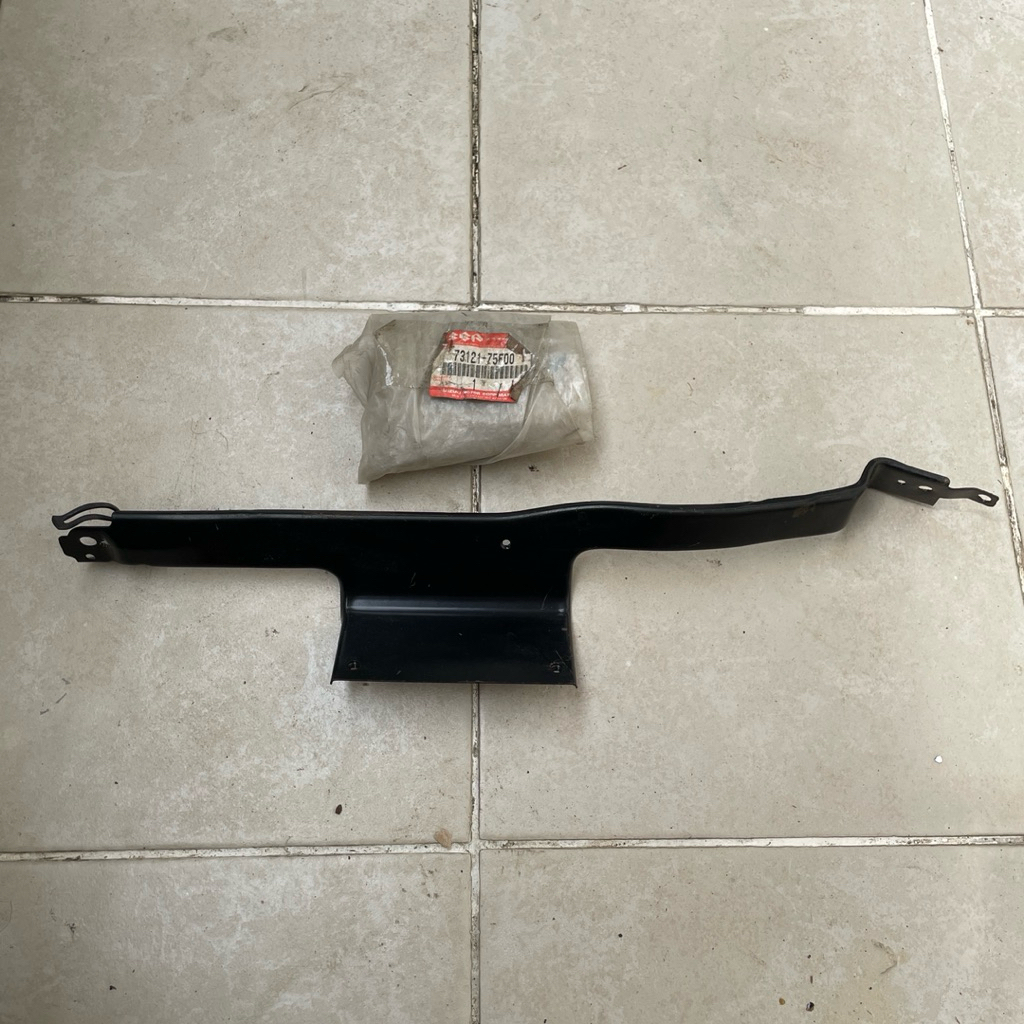 PENAHAN PANEL INSTRUMEN TENGAH BAWAH / STAY I/P CTR LOWER SUZUKI WAGON R, KARIMUN WAGON R, SOLIO, WI