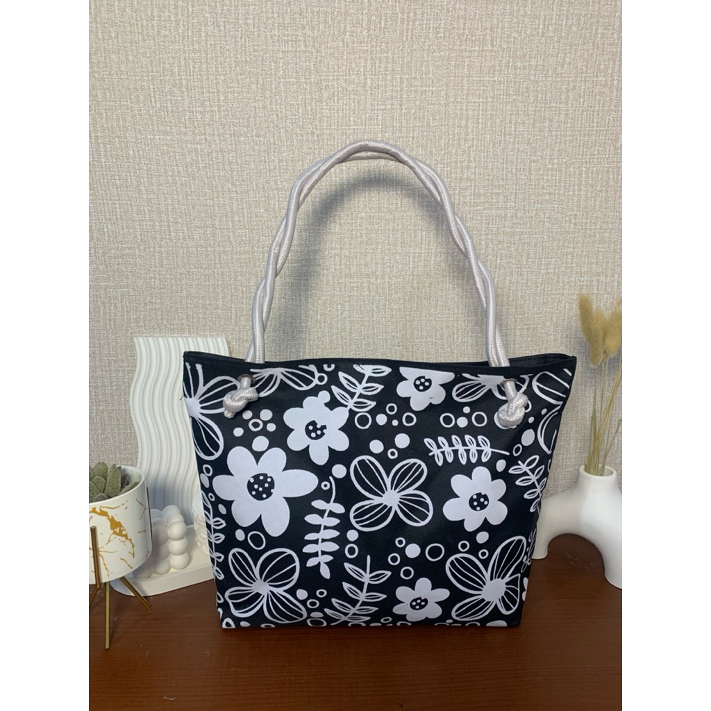 Leya’s Tote Bag Kanvas Motif Lucu