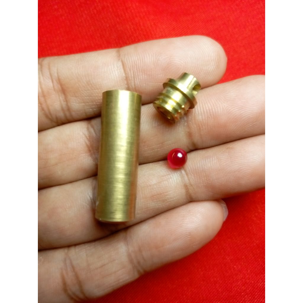 Liontin tabung Kuningan dan batu merah gepeng. j