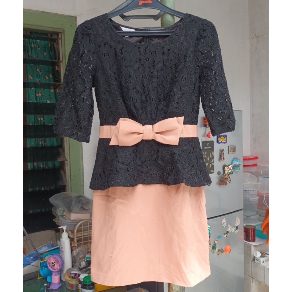 Dress warna Hitam Brokat dan Salem Peach merk Iris Royal Family Preloved