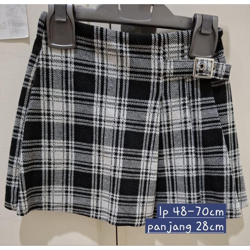 rok celana anak perempuan Zara ori. motif checkered kotak - kotak. cantik dan modis.  preloved.