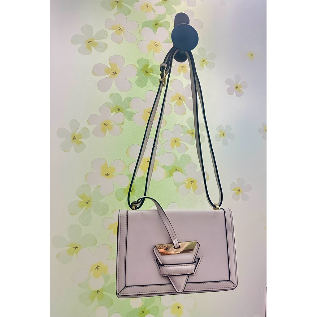 Preloved tas Loewe Barcelona Soft Mini Crossbody Bag in smooth white calfskin leather with gold-tone