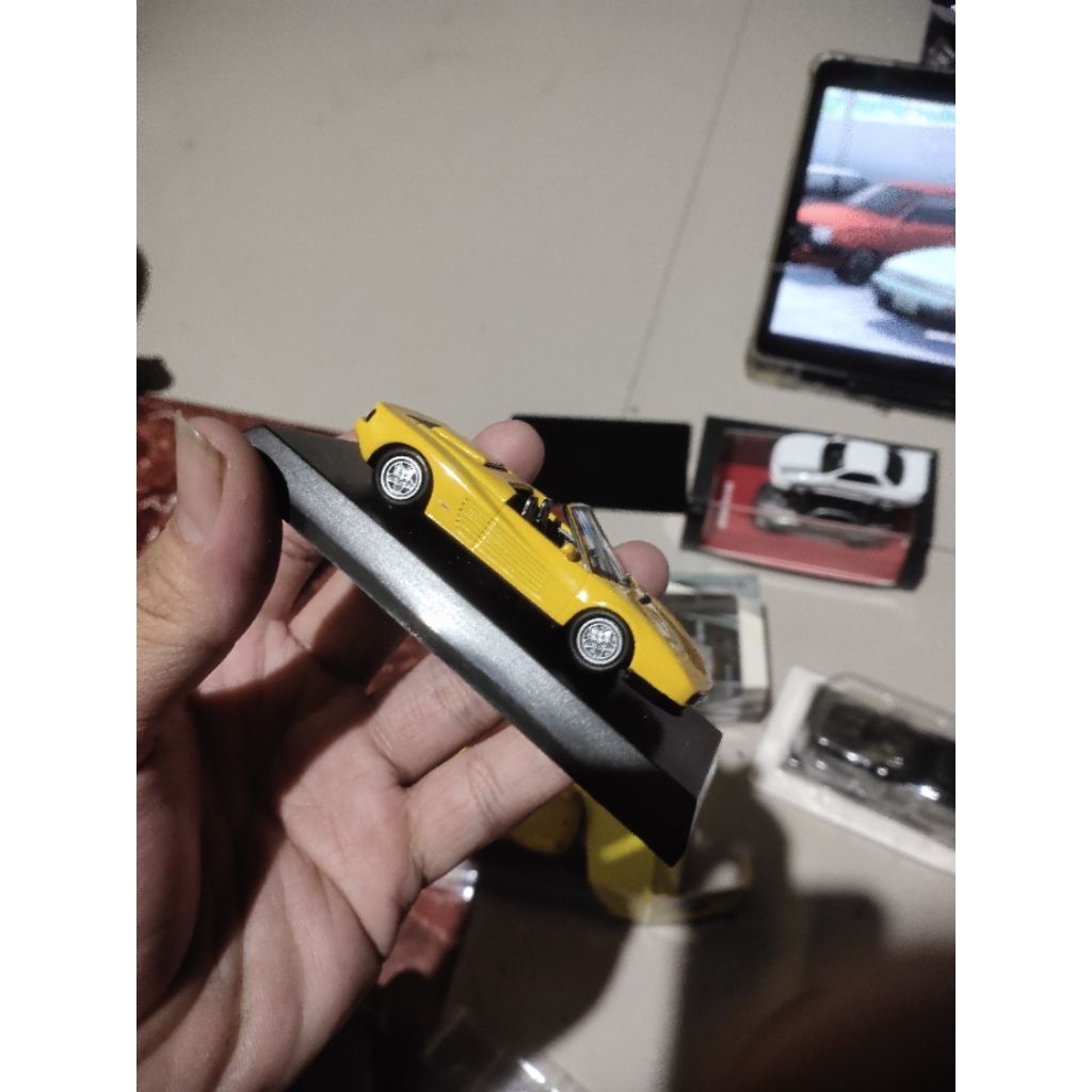 Ferrari-Kyosho-Testarossa-spyder-1:64