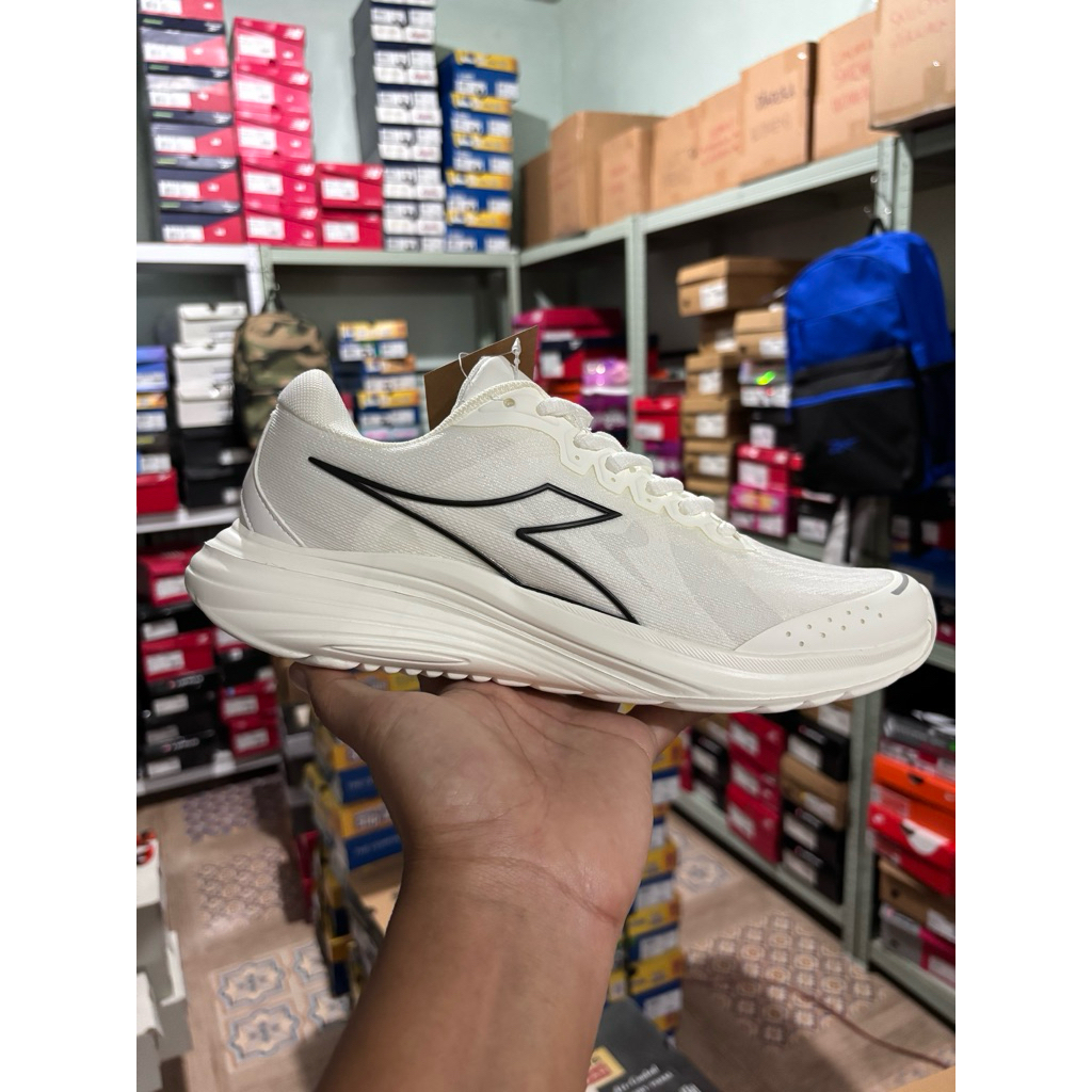 Sepatu diadora NAZIL running white