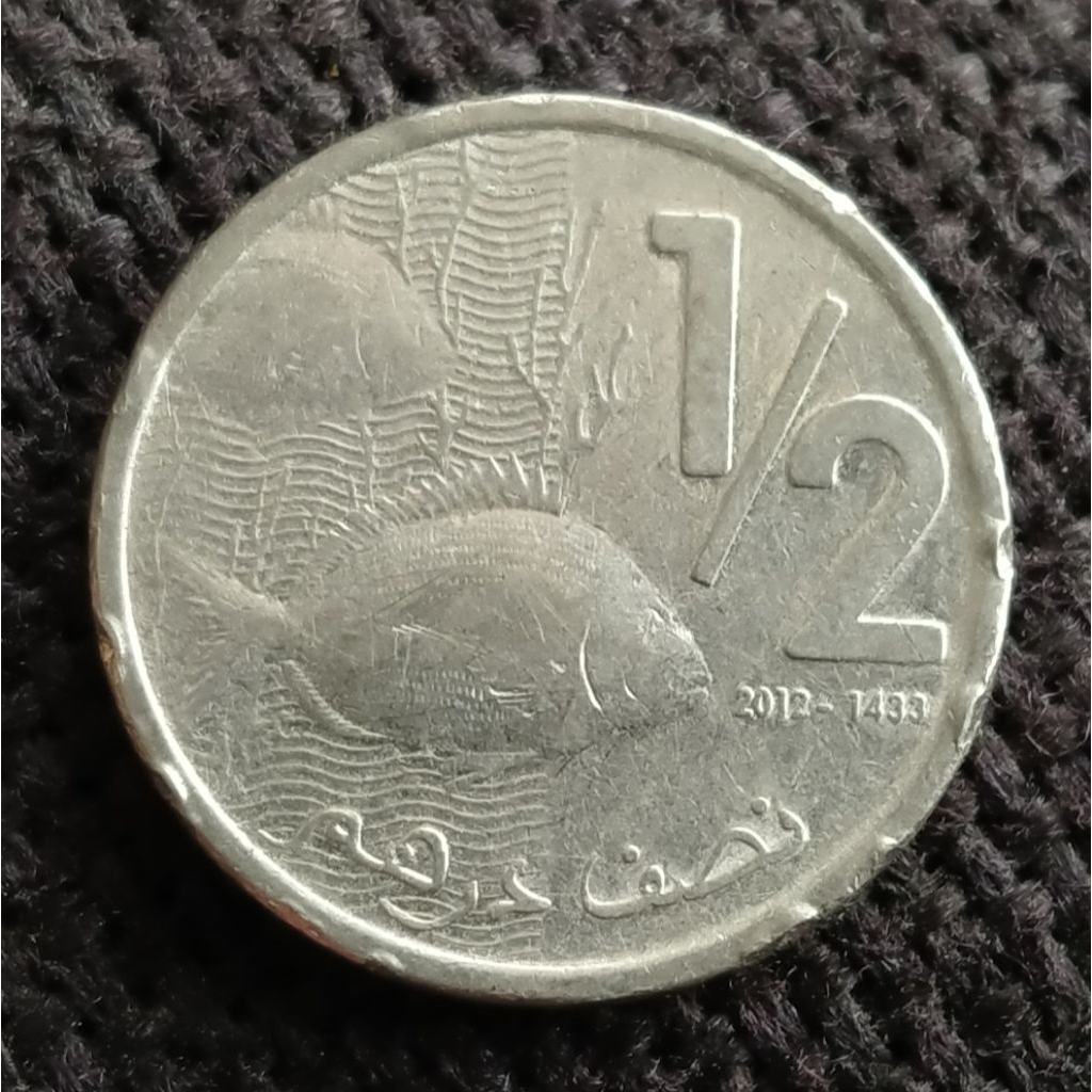 Koin Kuno Maroko 1/2 Dirham ikan 2012 ada luka di pinggiran