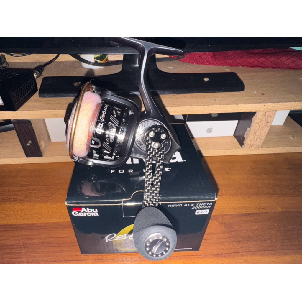 reel pancing abu garcia revo alx theta 2000s masih sangat bagus lecet tipis dua titik