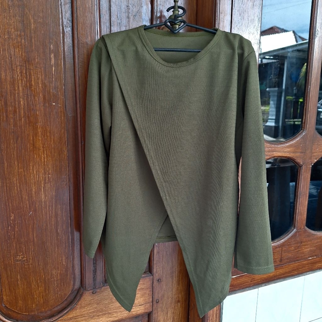 Kaos asimetris hijau army