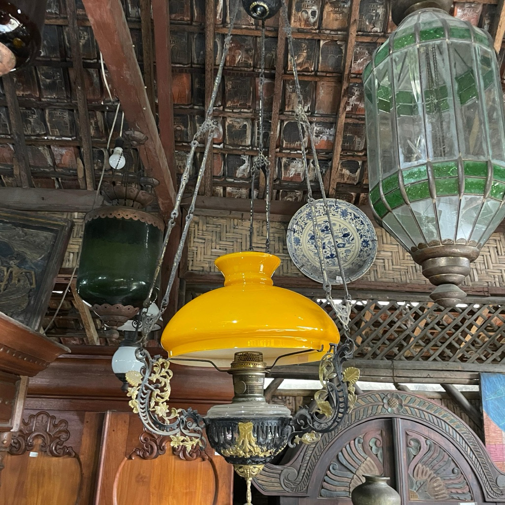 Lampu Gantung Minyak Majolica Aladdin Nu Type Model B USA dengan Ornamen Perunggu dan Kap Kuning Law