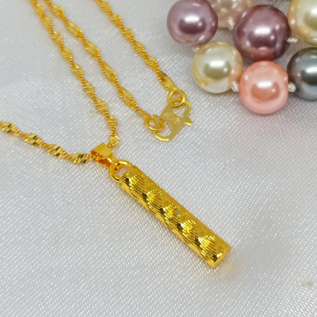 Kalung berlapis emas 24 karat berbentuk batangan emas kecil.