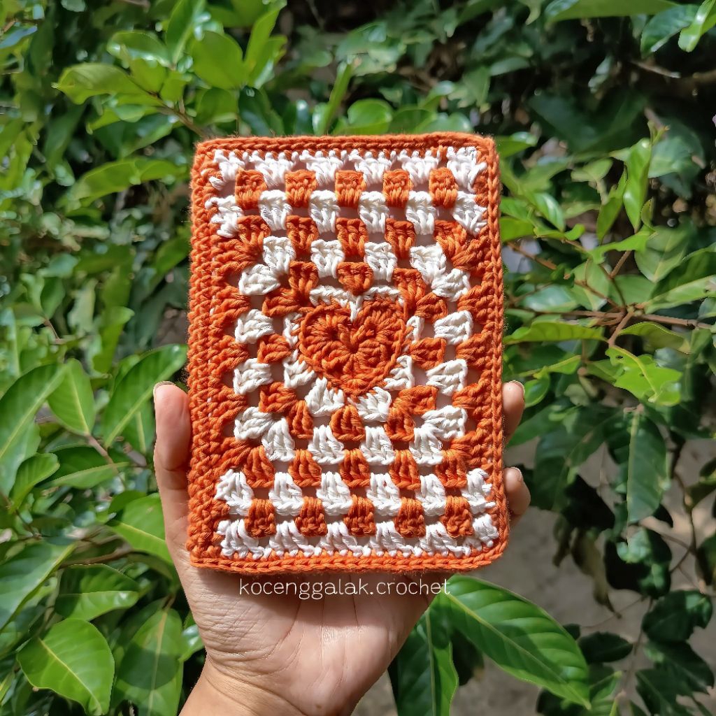 Cover buku vaksin anabul crochet rajut
