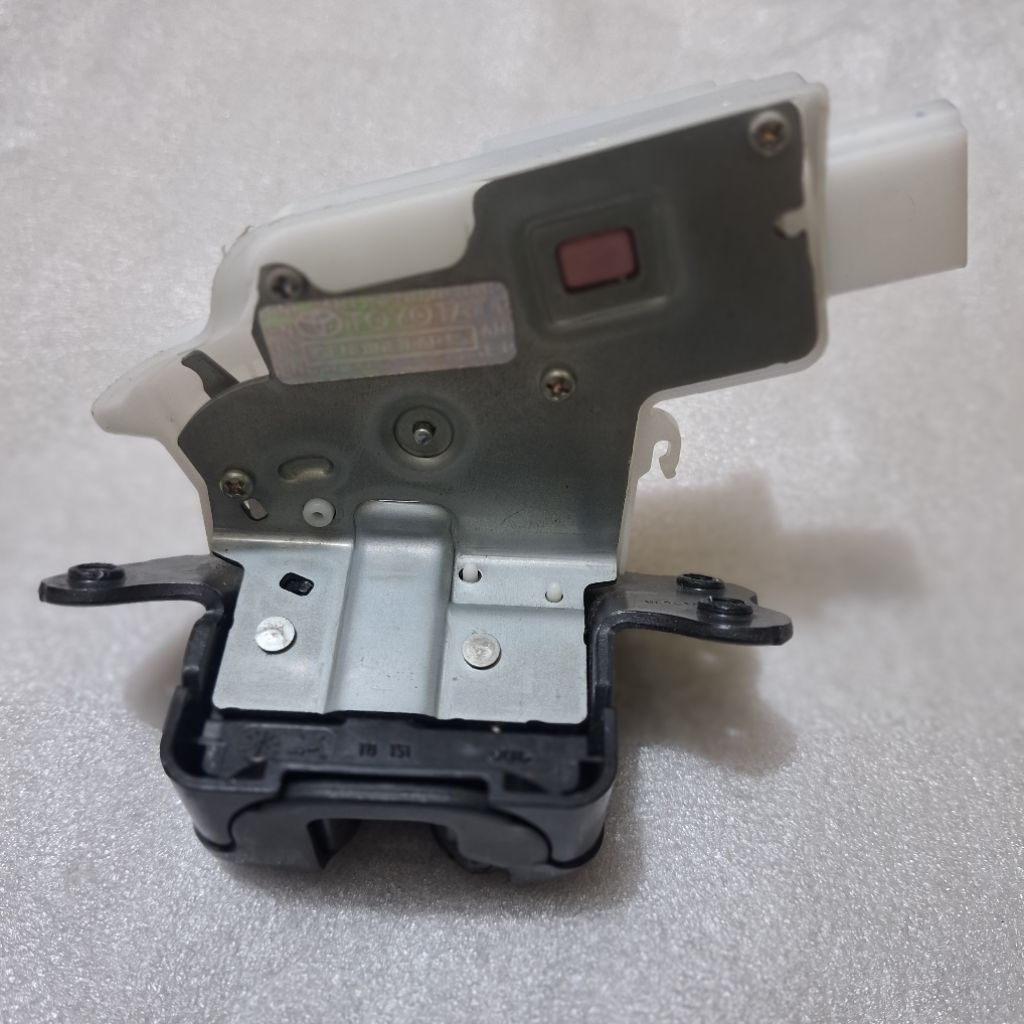 Door Lock Bagasi Belakang INNOVA REBORN VENTURER 2019 UP Pin Soket