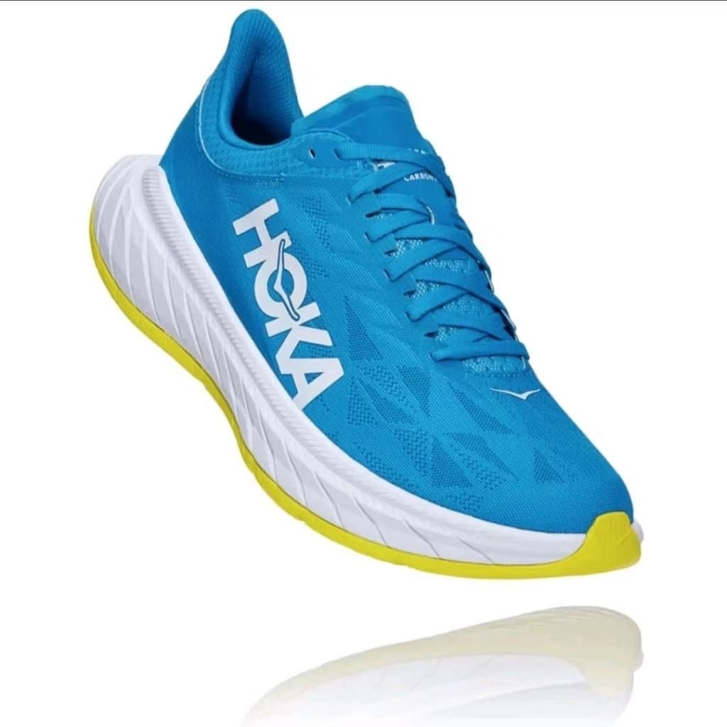 Hoka One One Carbon X 2 berwarna biru dengan sol kuning.