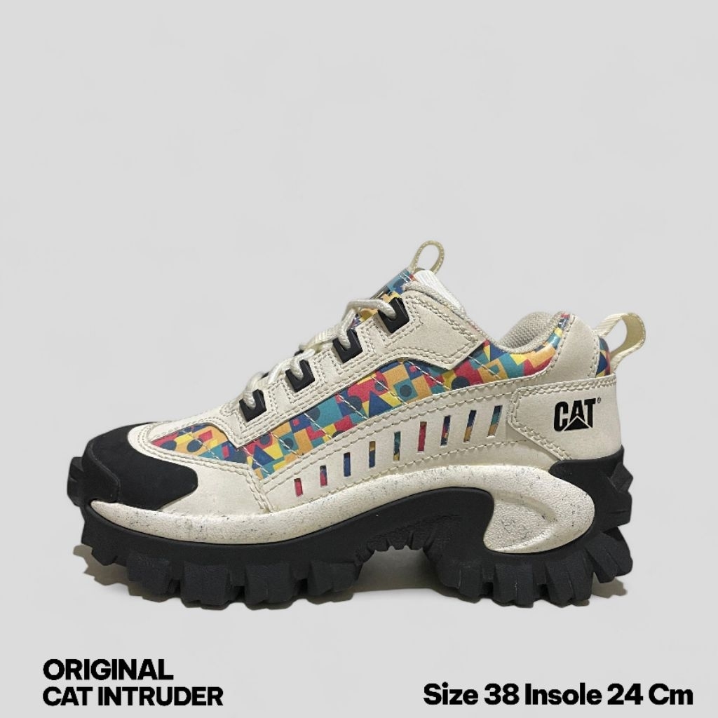 Sepatu Sneakers Wanita CAT Size 38