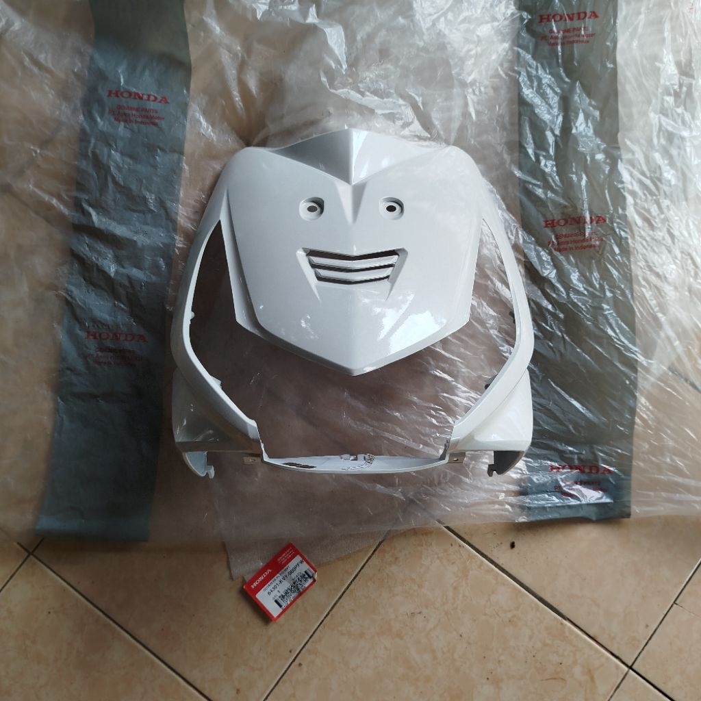 Cover Panel Dasi Tameng Lampu Depan Beat Karbu Putih Original AHM 64301-KVY-960PFW