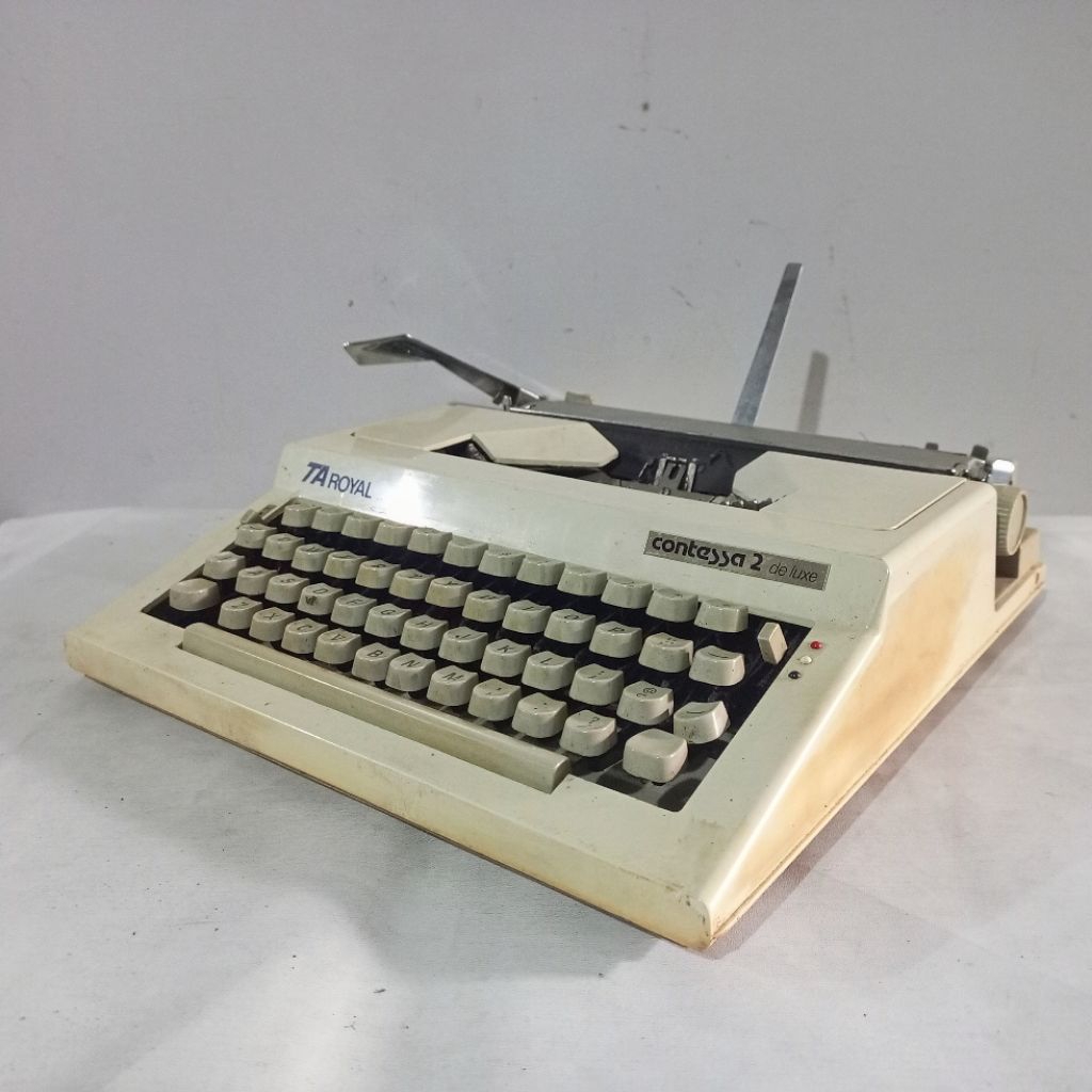 Vintage 1971 Triumph-Adler Contessa 2 Deluxe Typewriter • Mesin Ketik/Tik Manual Retro & Case