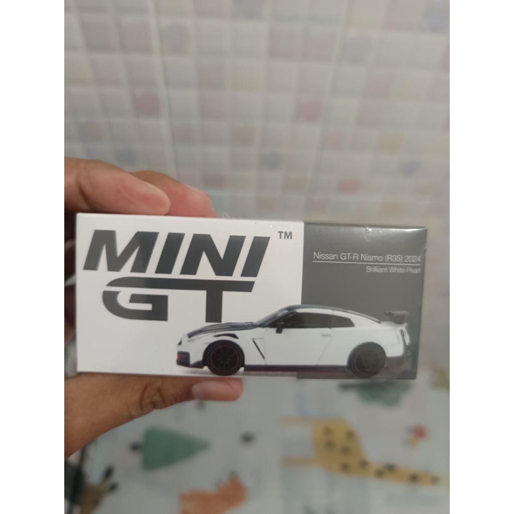 Mini GT R35 putih