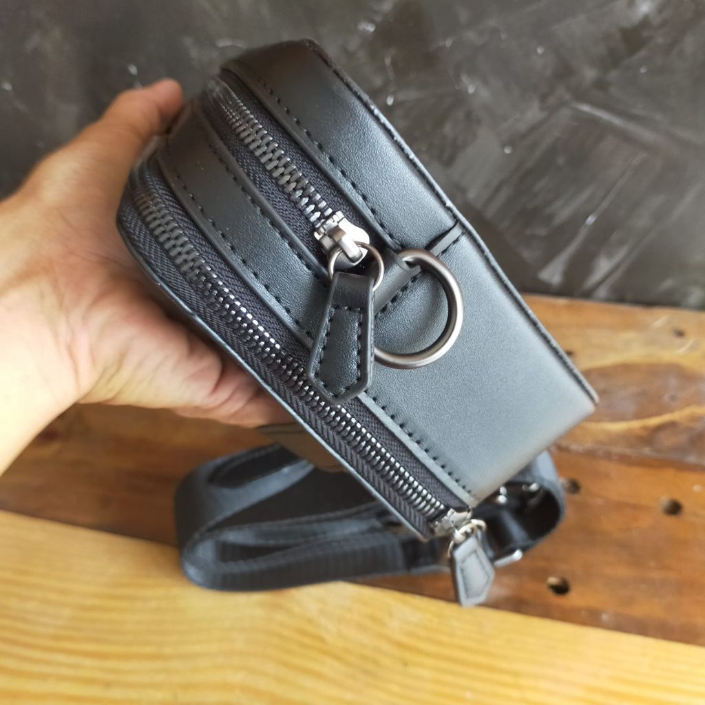 Tas selempang kecil pria wanita comotif hitam