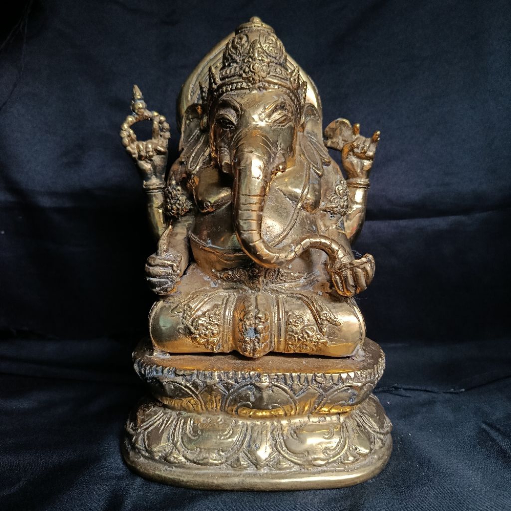 Patung Dewa Ganesha Duduk Diatas Teratai Warna Kuning Emas Bahan Kuningan