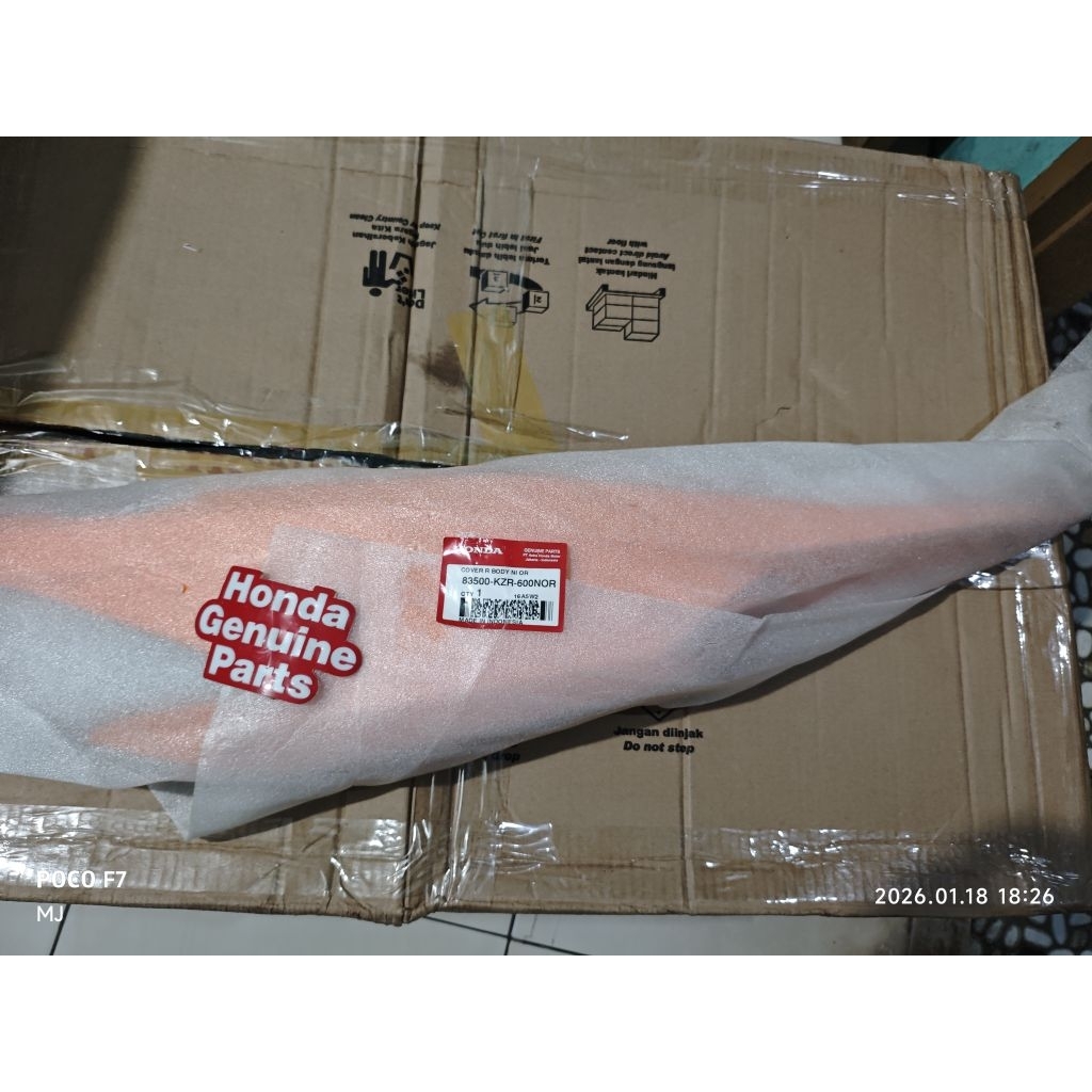 83500KZR600N0R / COVER BODY KANAN VARIO 125 KZR WARNA ORANGE
