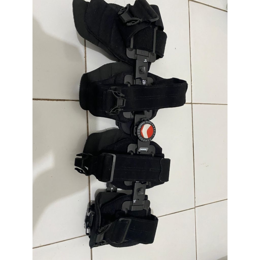 Knee brace pasca operasi