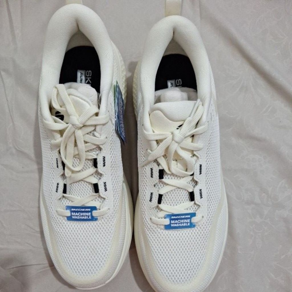 sepatu lari merk skechers